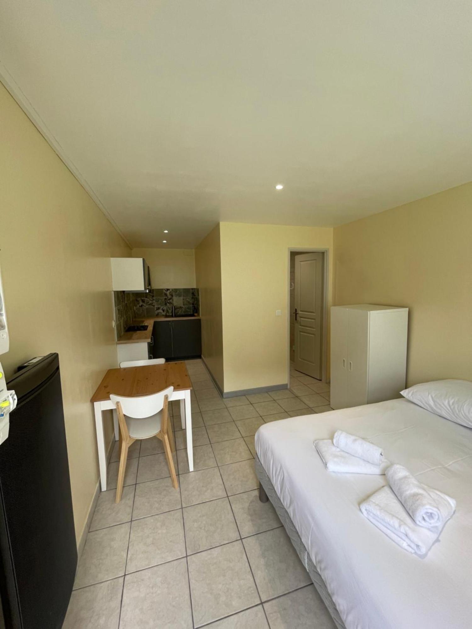 Appartement Ou Studio En Hyper Centre, Pour La Plage Et La Rue Pietonne Il Suffit De Traverser La Rue , Voir La Photo Principale Andernos-les-Bains Eksteriør bilde